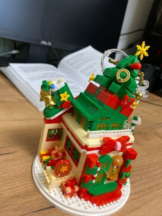 Фотография покупателя товара Конструктор из миниблоков «Новогодние истории. Дед Мороз», с гирляндой, 924 детали - Фото 5