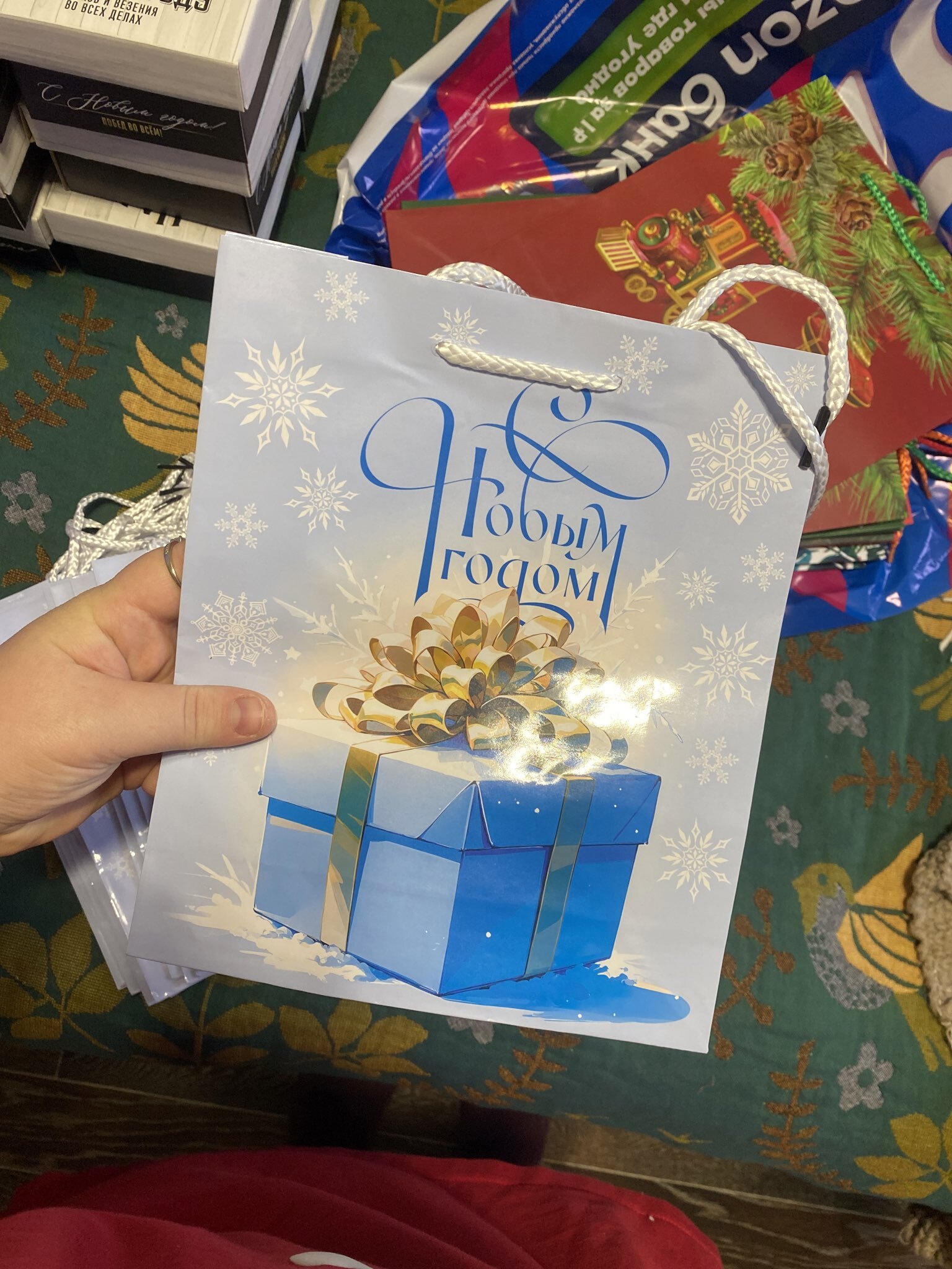 Фотография покупателя товара УЦЕНКА Пакет подарочный ламинированный новогодний «Новый год», ML 21×25×8 см, МИКС - Фото 2