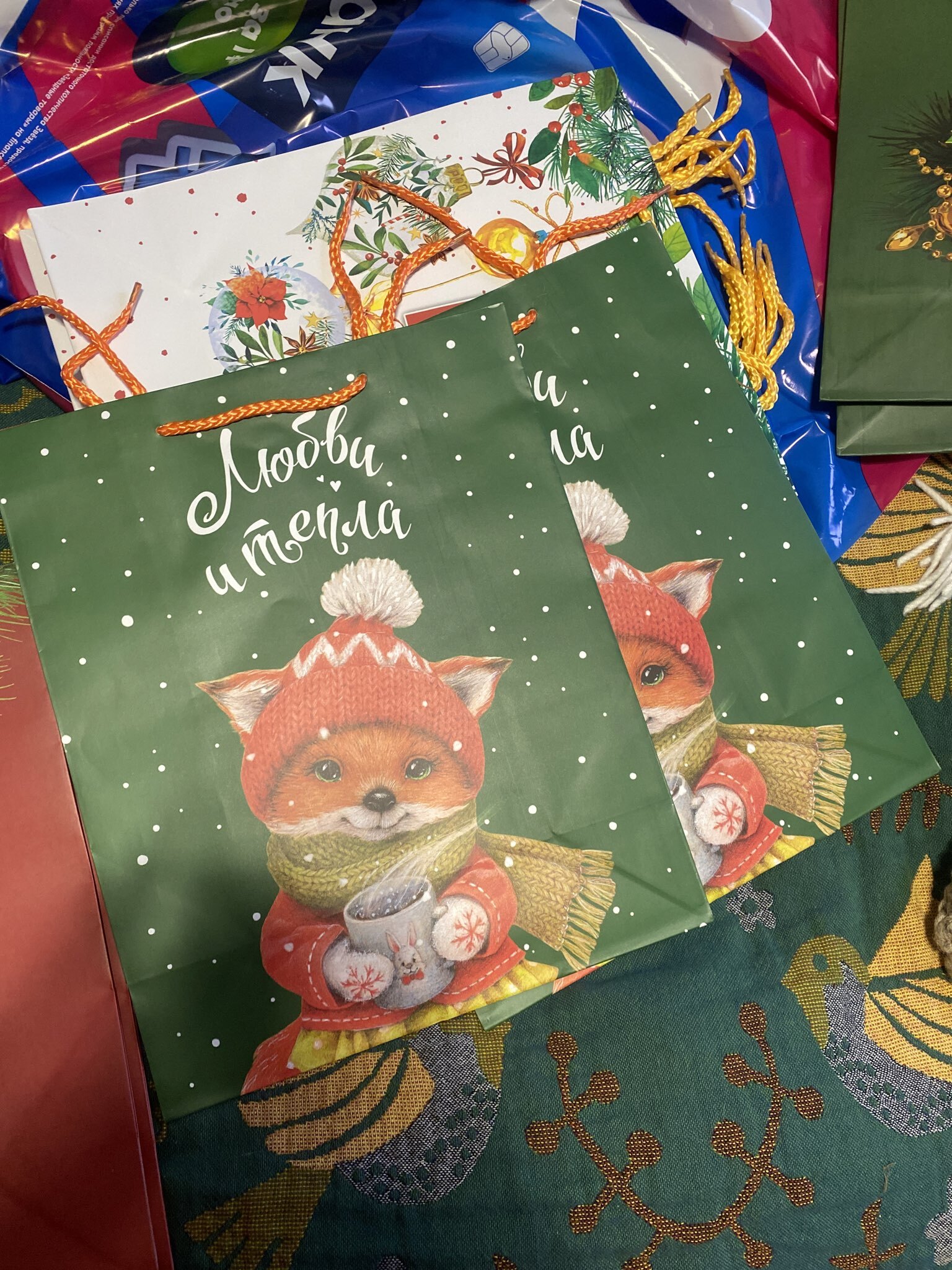 Фотография покупателя товара Пакет подарочный новогодний ламинированный «Веточки», 26×32×12 см - Фото 4