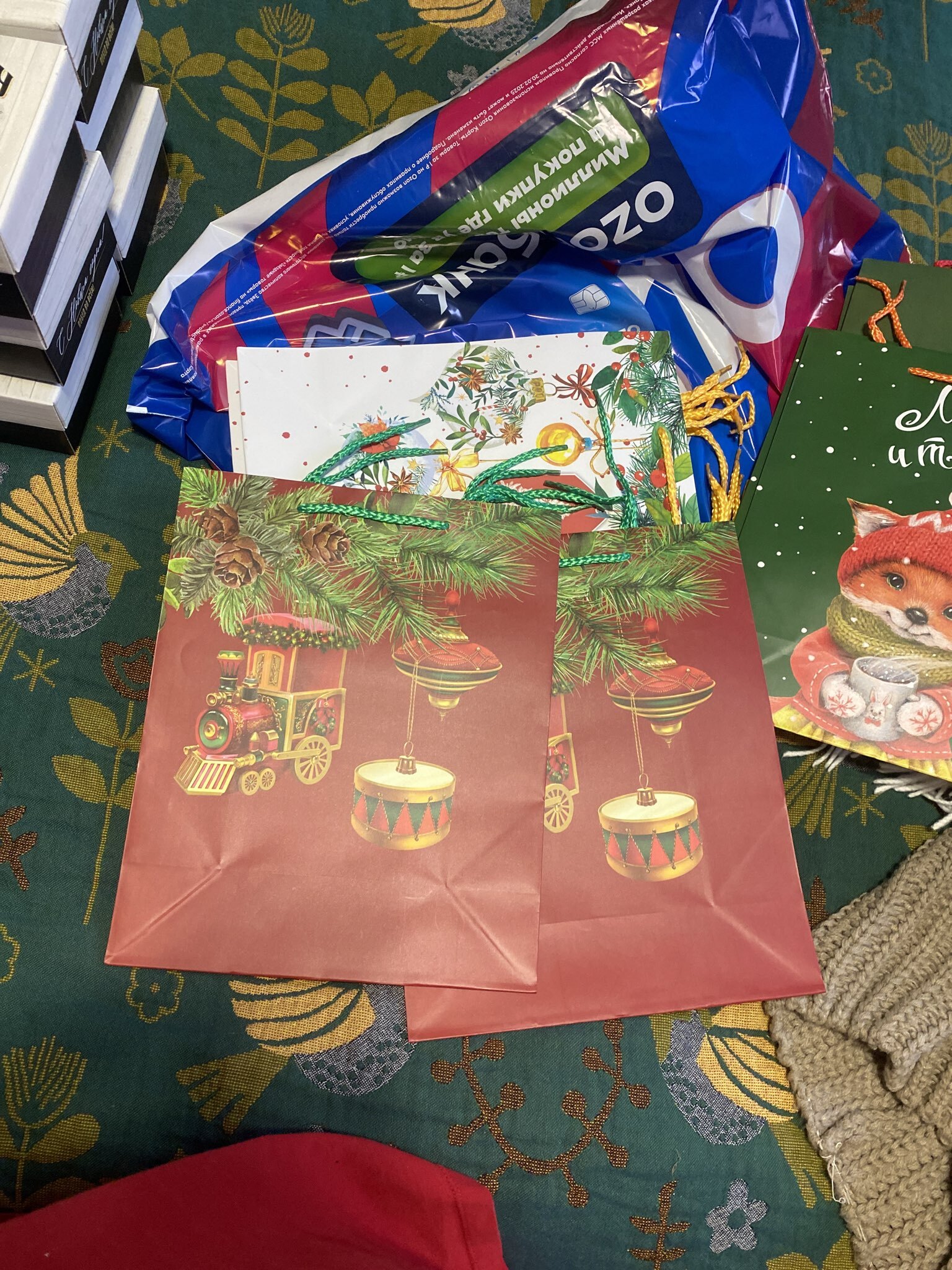 Фотография покупателя товара Пакет подарочный новогодний ламинированный «Веточки», 26×32×12 см - Фото 3