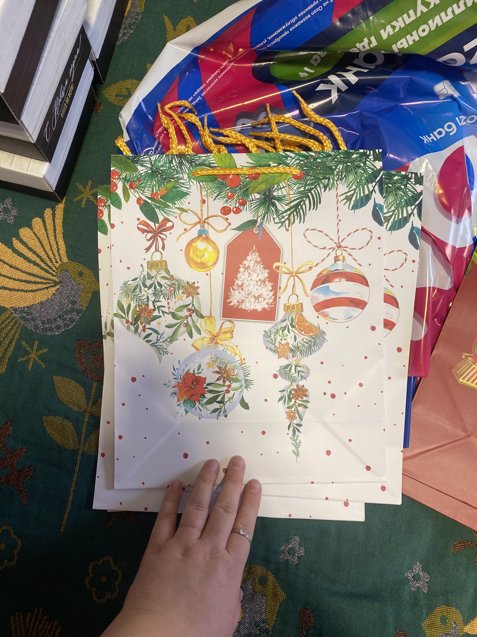 Фотография покупателя товара Пакет подарочный новогодний ламинированный «Веточки», 26×32×12 см - Фото 2