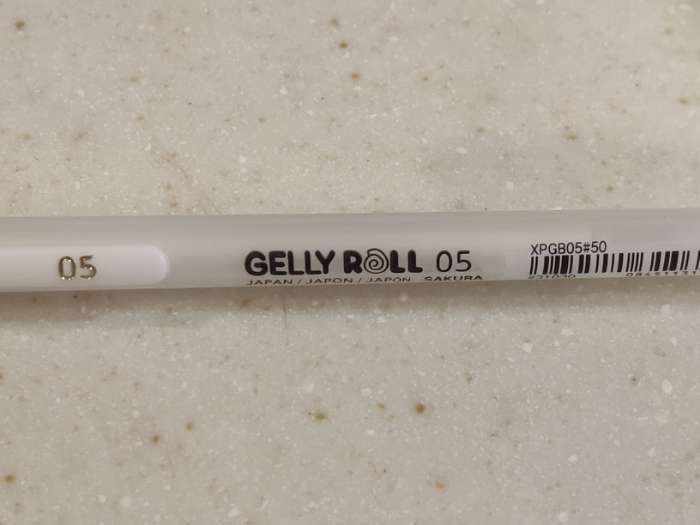 Фотография покупателя товара Ручка гелевая для декоративных работ Sakura Gelly Roll 0.5 мм, белая