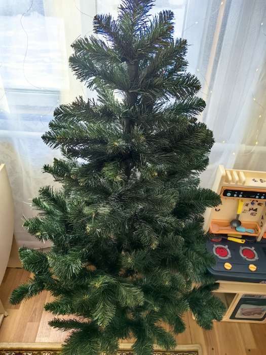 Фотография покупателя товара Искусственная ёлка «Королевская», 140 см, d нижнего яруса 75 см, ПВХ 154 ветки отгибаются - Фото 1