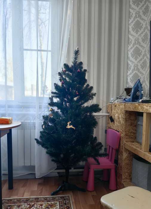 Фотография покупателя товара Искусственная ёлка «Королевская», 140 см, d нижнего яруса 75 см, ПВХ 154 ветки отгибаются - Фото 3