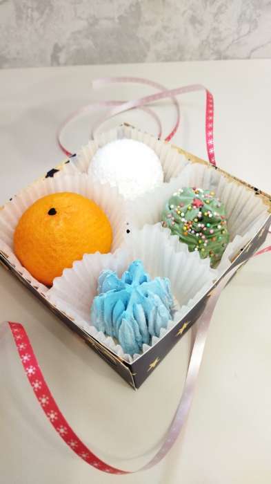 Фотография покупателя товара Коробка новогодняя для макарун «Подарок», 12×12×3.5 см - Фото 1