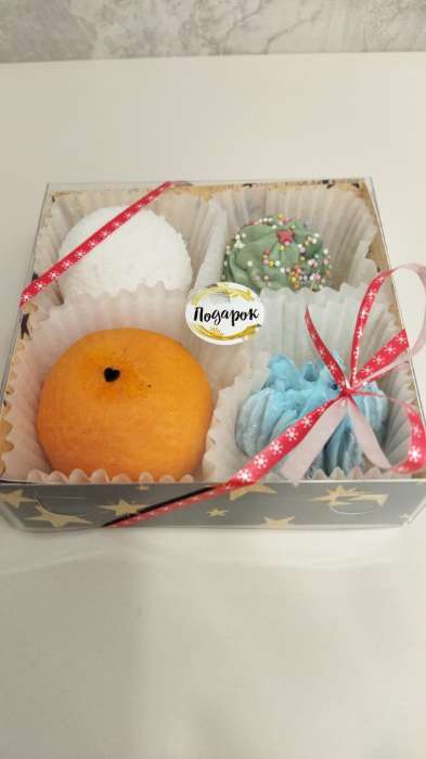 Фотография покупателя товара Коробка новогодняя для макарун «Подарок», 12×12×3.5 см - Фото 2