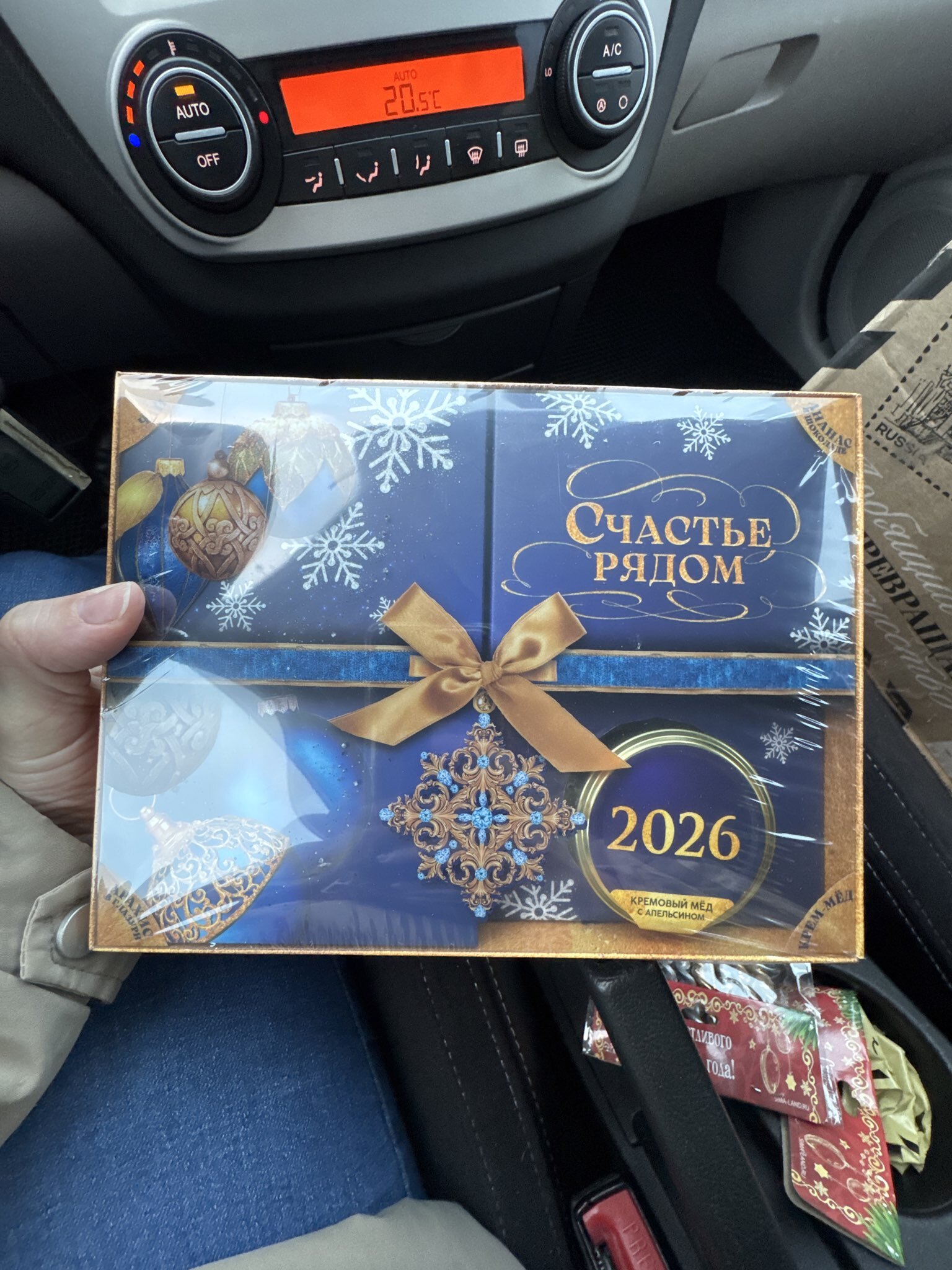 Фотография покупателя товара Подарочный набор новогодний «Чудеса рядом»: чай чёрный, арахис в шоколаде, ананас в шоколаде, крем-мёд - Фото 3