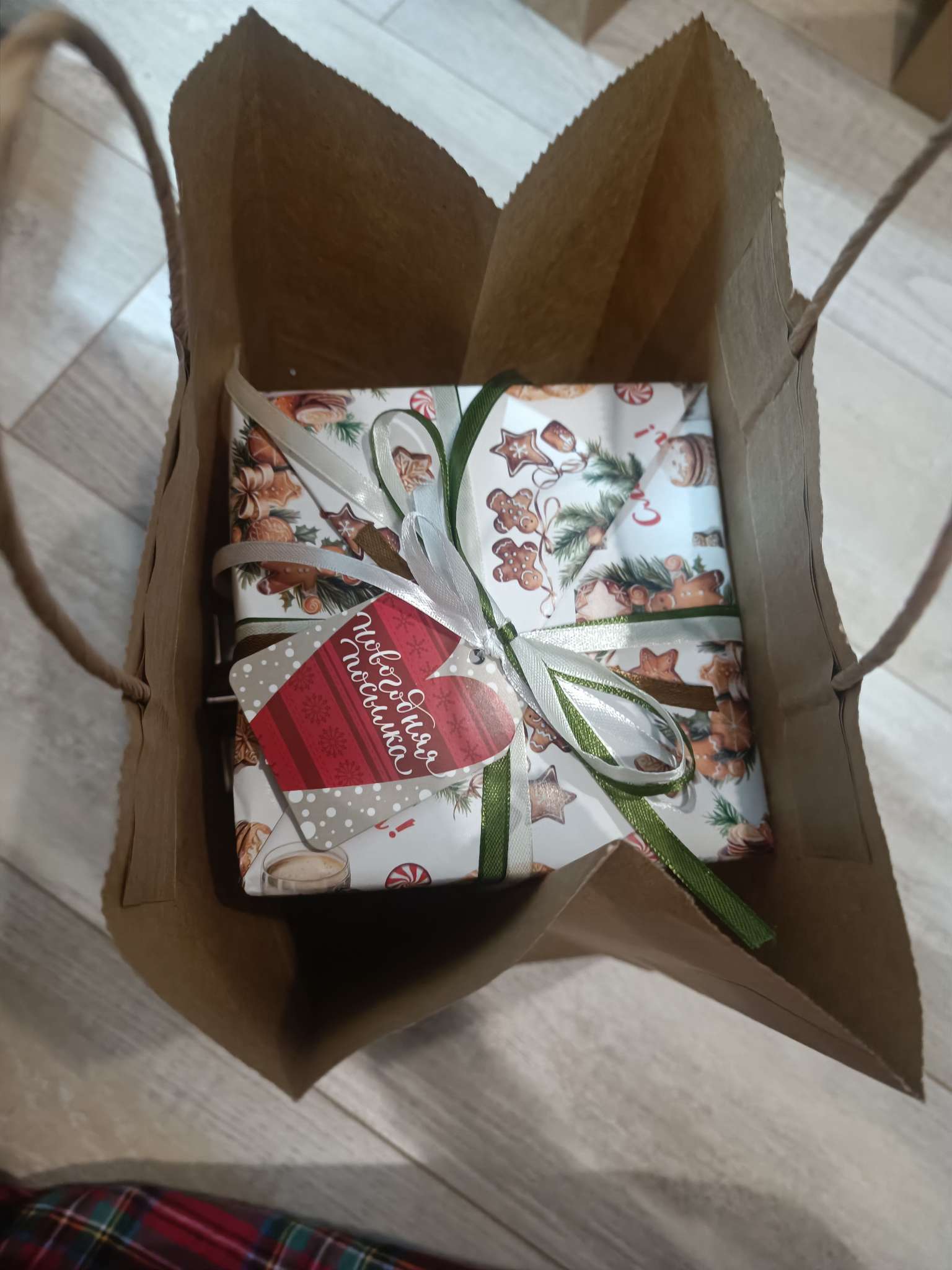 Фотография покупателя товара Пакет бумажный подарочный новогодний, «Ёлочная игрушка», 22×12×28 см - Фото 2