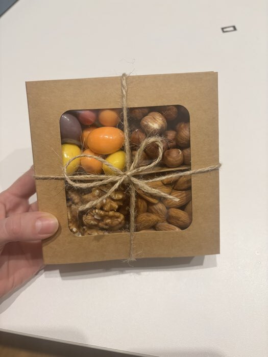 Фотография покупателя товара Коробка для 4 конфеты, с окном, целлюлоза белая,12.5×12.5×3.5 см - Фото 1