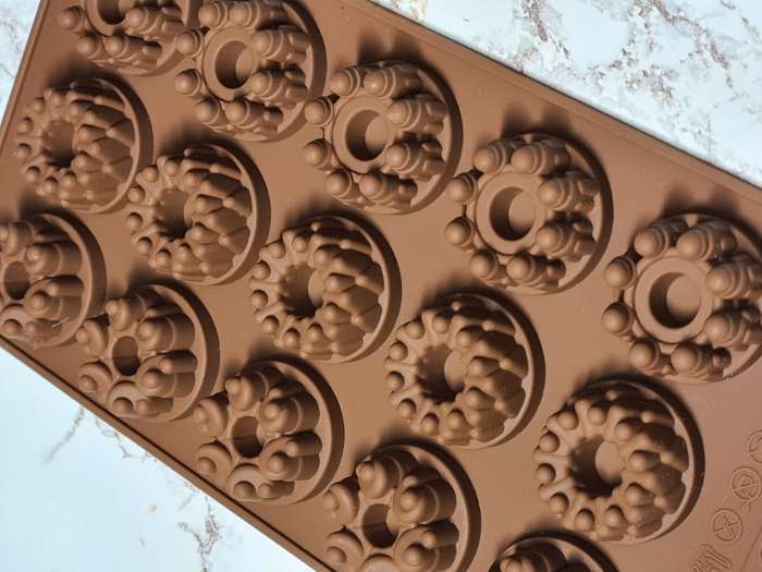 Фотография покупателя товара Форма для конфет и шоколада «Дольче», силикон, 20×11×1,8 см, 15 ячеек, цвет коричневый - Фото 6
