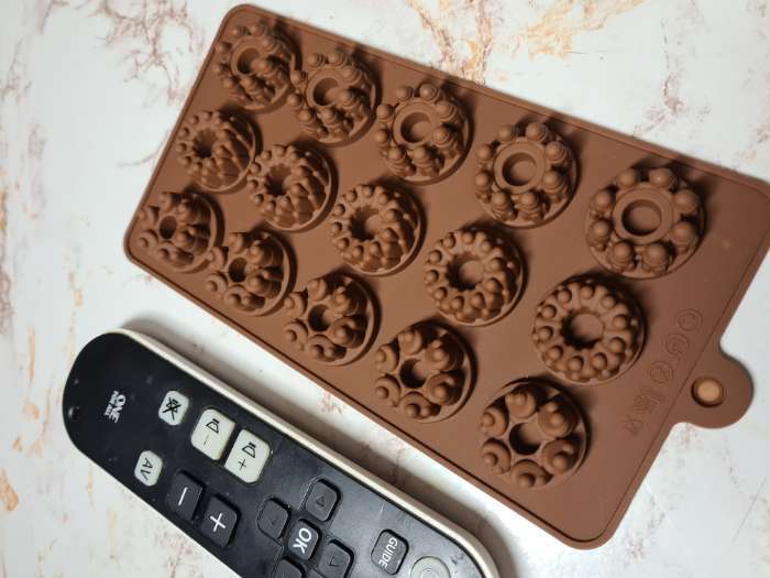 Фотография покупателя товара Форма для конфет и шоколада «Дольче», силикон, 20×11×1,8 см, 15 ячеек, цвет коричневый - Фото 4
