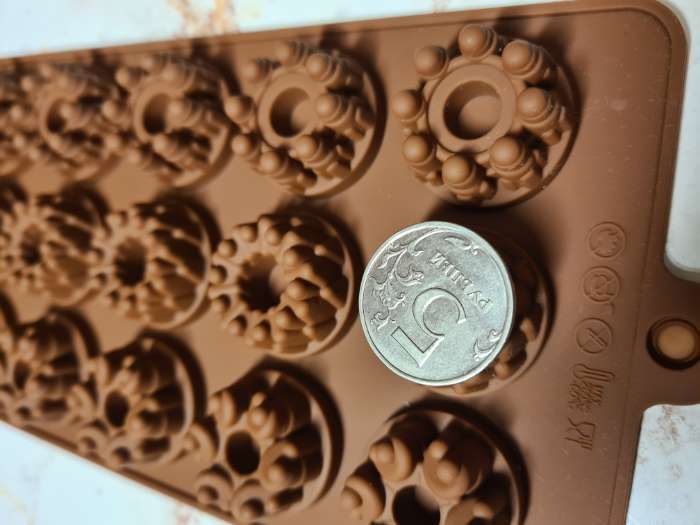 Фотография покупателя товара Форма для конфет и шоколада «Дольче», силикон, 20×11×1,8 см, 15 ячеек, цвет коричневый - Фото 5