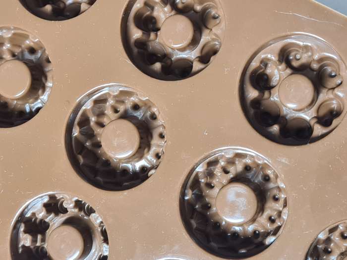 Фотография покупателя товара Форма для конфет и шоколада «Дольче», силикон, 20×11×1,8 см, 15 ячеек, цвет коричневый - Фото 3