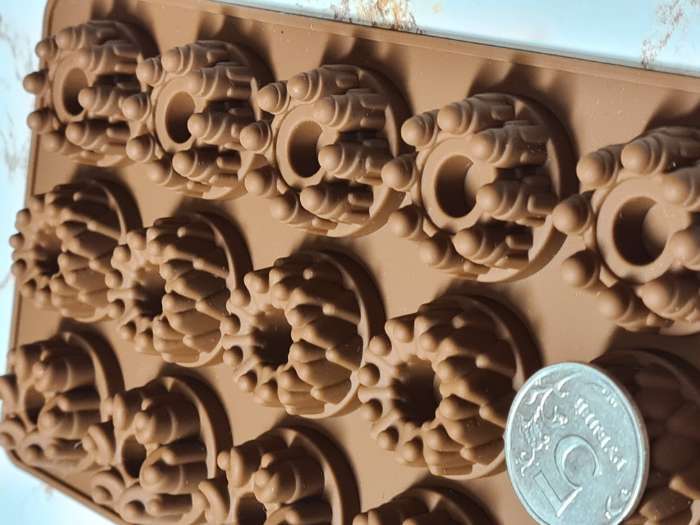 Фотография покупателя товара Форма для конфет и шоколада «Дольче», силикон, 20×11×1,8 см, 15 ячеек, цвет коричневый