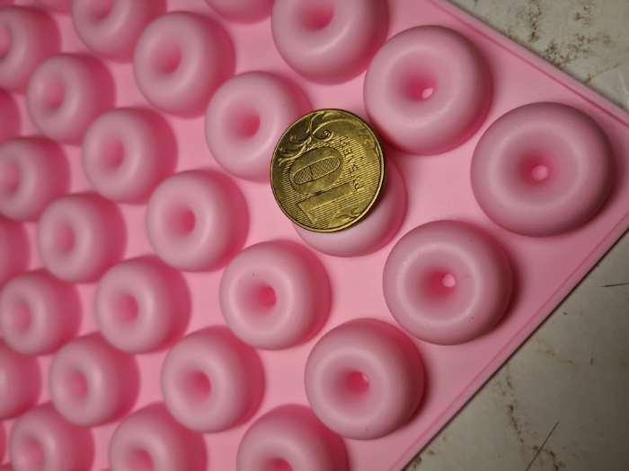 Фотография покупателя товара Форма для мармелада Доляна «Пончики», силикон, 21,5×20 см, 64 ячейки (d=2 см), цвет МИКС - Фото 15