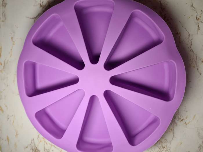 Фотография покупателя товара Форма силиконовая для выпечки Доляна «Кусочки торта», 27,5×27,5 см, 8 ячеек (10×6,2 см), цвет сиреневый - Фото 3