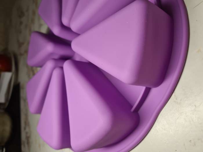 Фотография покупателя товара Форма для выпечки Доляна «Кусочки торта», силикон, 26×26×4 см, 8 ячеек (9,5×5,8 см), цвет сиреневый - Фото 5