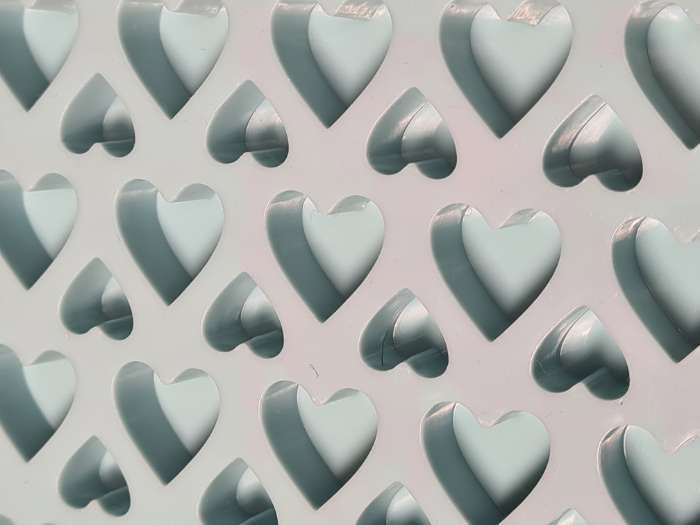 Фотография покупателя товара Форма для украшений Доляна «Сердечки», силикон, 19,5×11,5 см, 56 ячеек (2×2/1,5×1,5 см), цвет МИКС - Фото 7