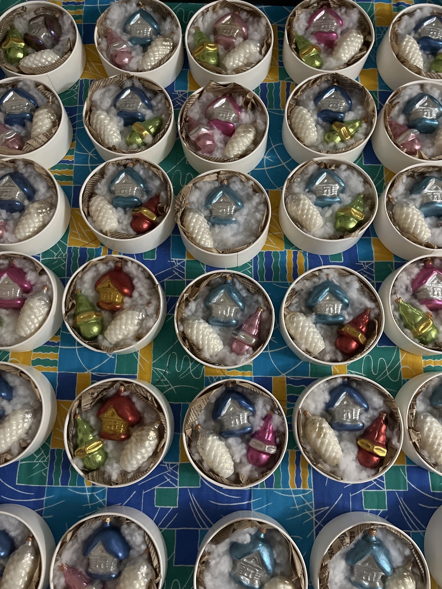 Фотография покупателя товара Коробка подарочная круглая с окном, завальцованная, белая, 15×6 см - Фото 4