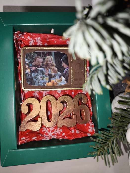 Фотография покупателя товара Бумага новогодняя упаковочная тишью «Снежинки на красном», красная, 50×66 см - Фото 2