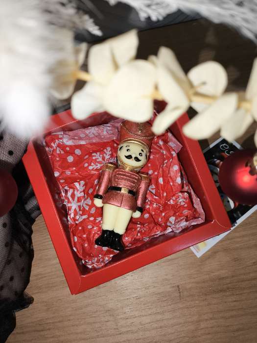 Фотография покупателя товара Бумага новогодняя упаковочная тишью «Снежинки на красном», красная, 50×66 см - Фото 1