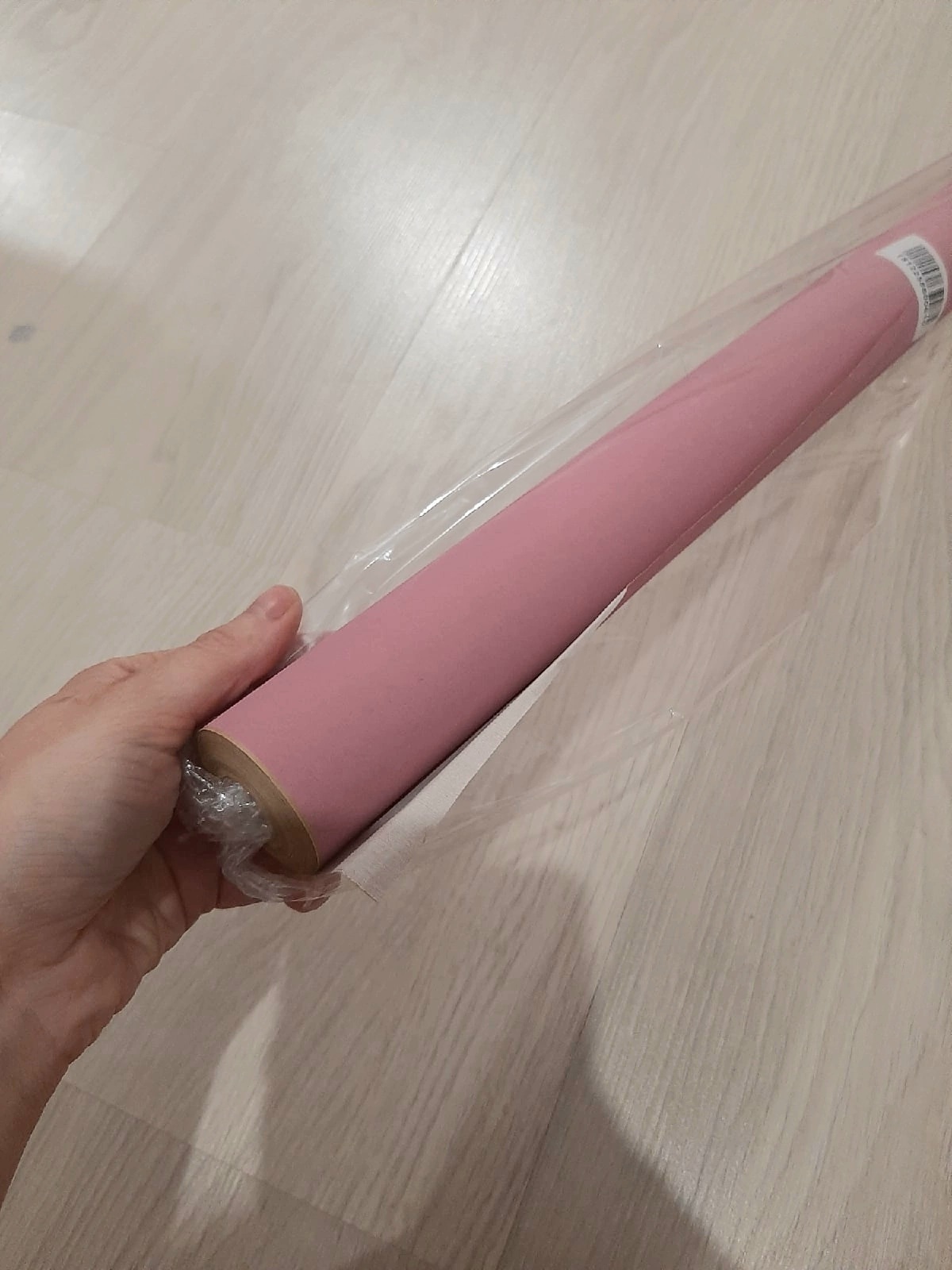Фотография покупателя товара Бумага упаковочная крафт, двухсторонняя, белый-нежно розовый, 0.6 х 10 м, 70 гр/м²