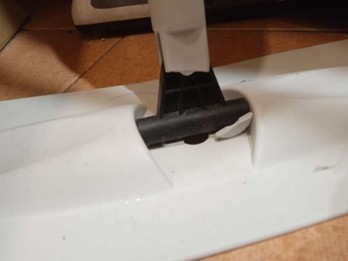 Фотография покупателя товара УЦЕНКА Швабра для мытья пола с распылителем Доляна, насадка из микрофибры 40×13 см, стальной черенок 125 см - Фото 3