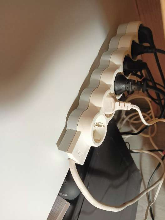 Фотография покупателя товара Держатель самоклеящийся для удлинителя ТУНДРА, 40×103 мм - Фото 1