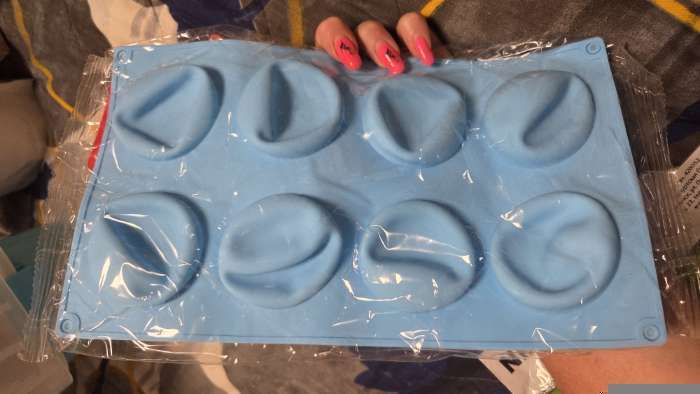 Фотография покупателя товара Форма для выпечки Доляна «Полусфера», силикон, 29×17 см, 8 ячеек (d=5.8 см), голубая - Фото 5