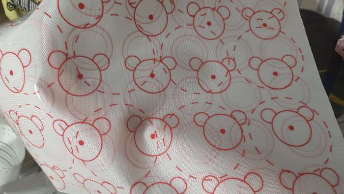 Фотография покупателя товара Коврик для выпечки армированный «Макарун. Ушки», силикон, 42×29.5 см - Фото 3