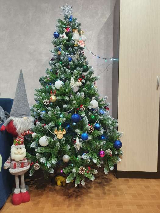 Фотография покупателя товара Искусственная ёлка с инеем «Зимнее волшебство. Ягодка», 240 см, d нижнего яруса 145 см, 1577 ПВХ веток на крючках - Фото 2