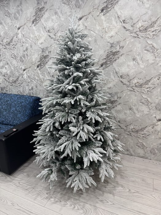 Фотография покупателя товара Искусственная ёлка заснеженная «Зимнее волшебство. Уральская», 210 см, 1090 смешанных веток на крючках - Фото 4