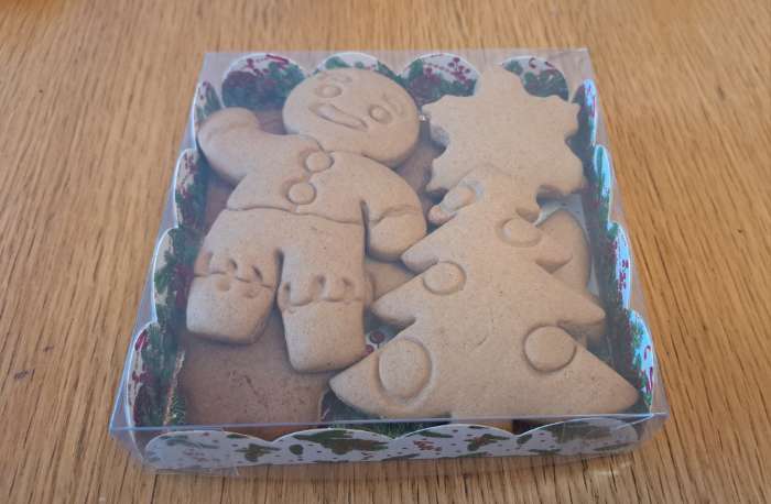 Фотография покупателя товара Коробка для кондитерских изделий с пластиковой крышкой «Новый год», 13×13×3 см - Фото 2