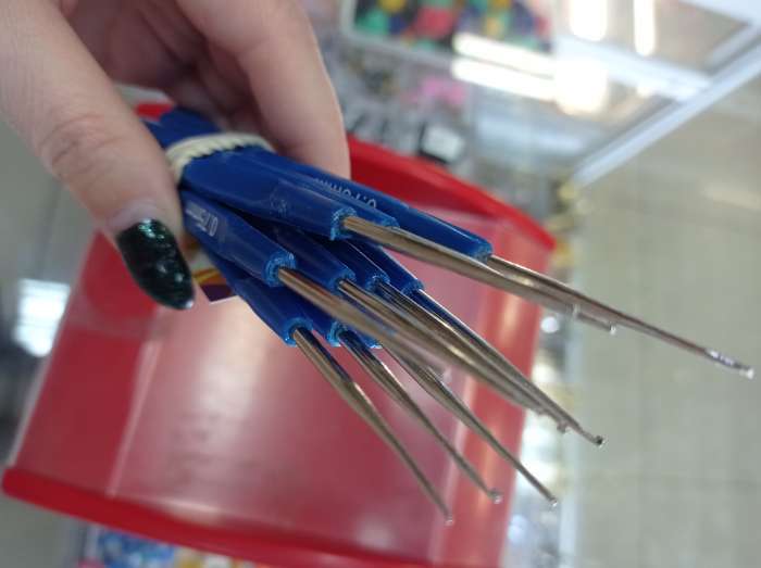 Фотография покупателя товара Крючок для вязания, с пластиковой ручкой, d = 0,75 мм, 13,5 см, цвет синий