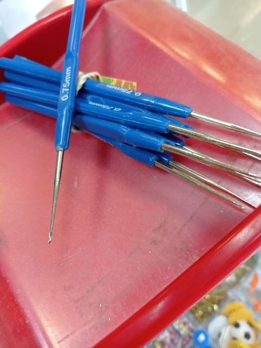 Фотография покупателя товара Крючок для вязания, с пластиковой ручкой, d = 0,75 мм, 13,5 см, цвет синий - Фото 2