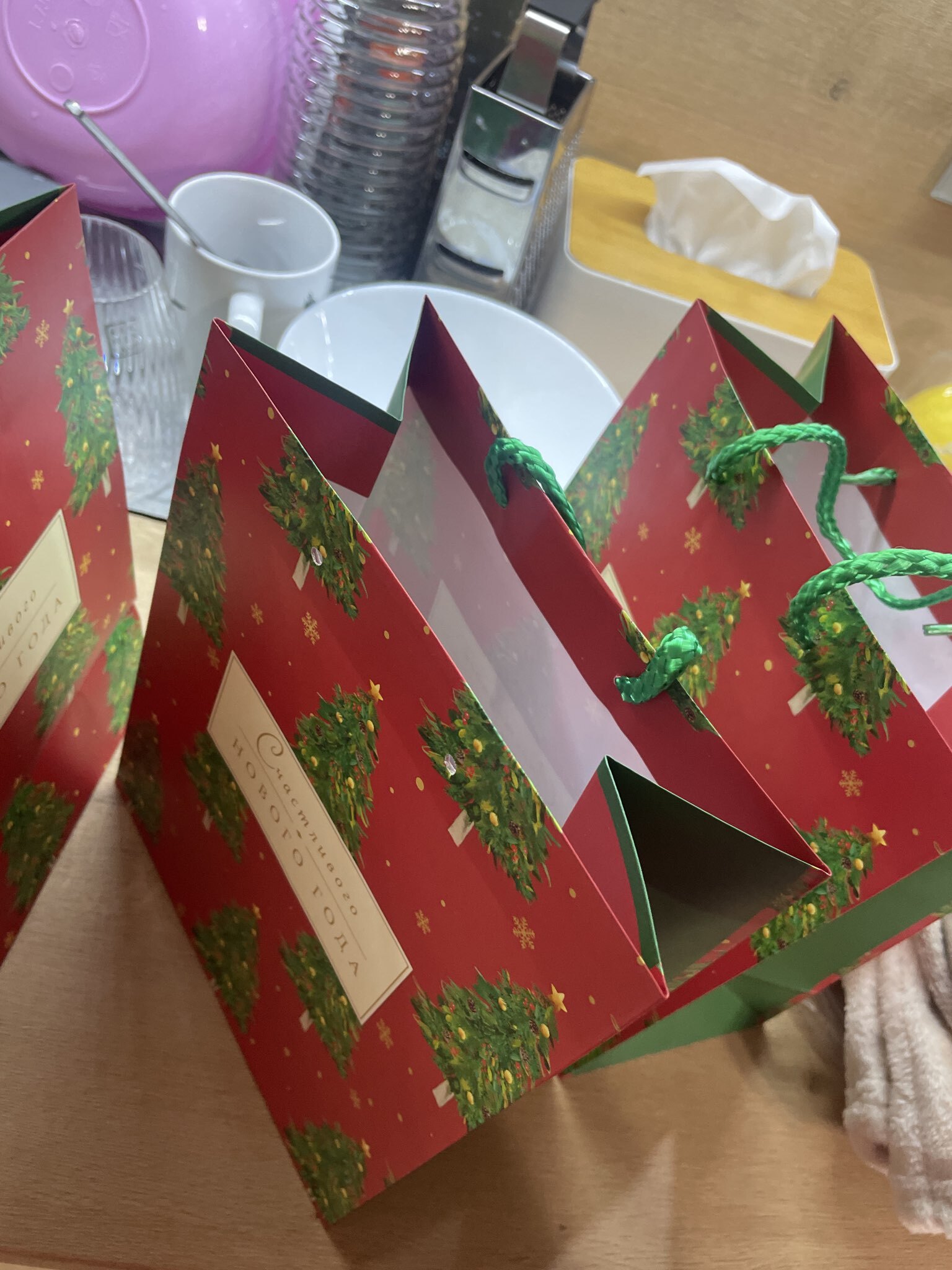 Фотография покупателя товара Пакет подарочный новогодний ламинированный «Счастливого Нового года», на бежевом, 18×22.3×10 см - Фото 17