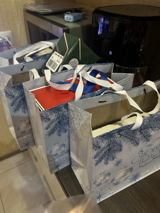 Фотография покупателя товара Пакет подарочный новогодний крафтовый «Мечты сбываются», ML 23×27×11.5 см - Фото 2