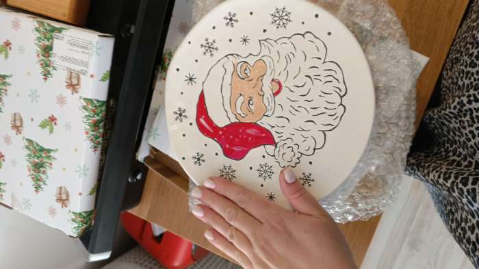 Фотография покупателя товара Тарелка новогодняя Доляна «Дед Мороз», d=22.5 см, керамика, белая - Фото 2