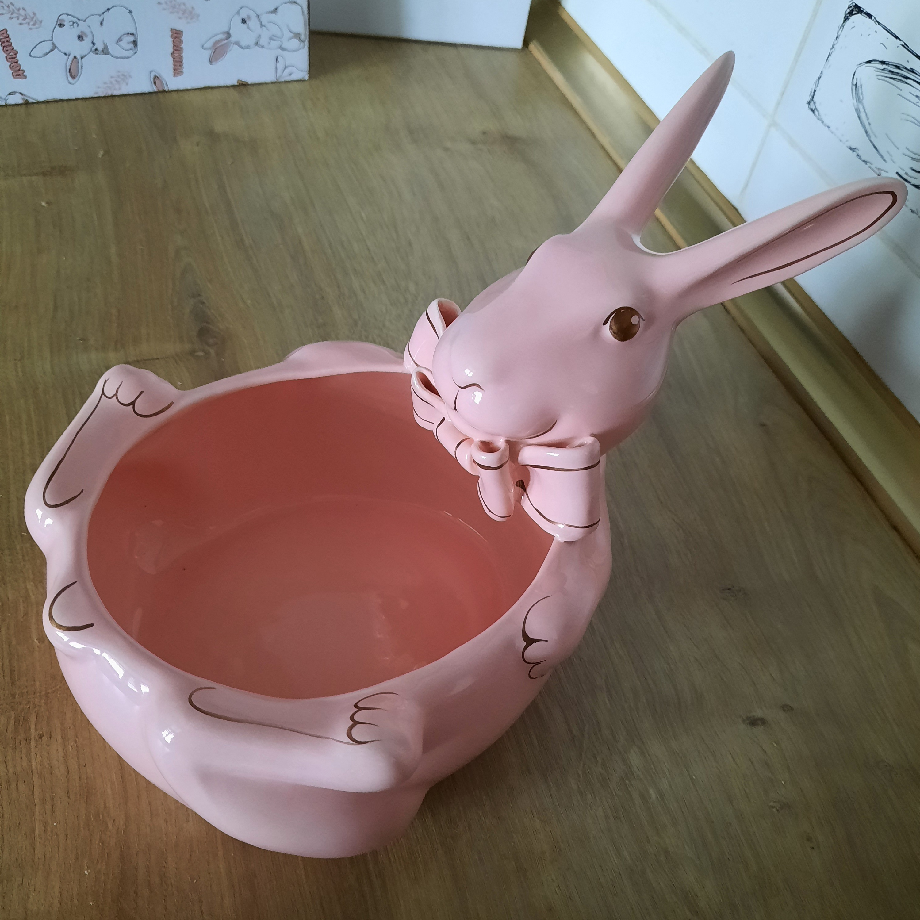Фотография покупателя товара Конфетница "Кролик", розовая, роспись золотистая, 26х16х14 см, авторская работа - Фото 1
