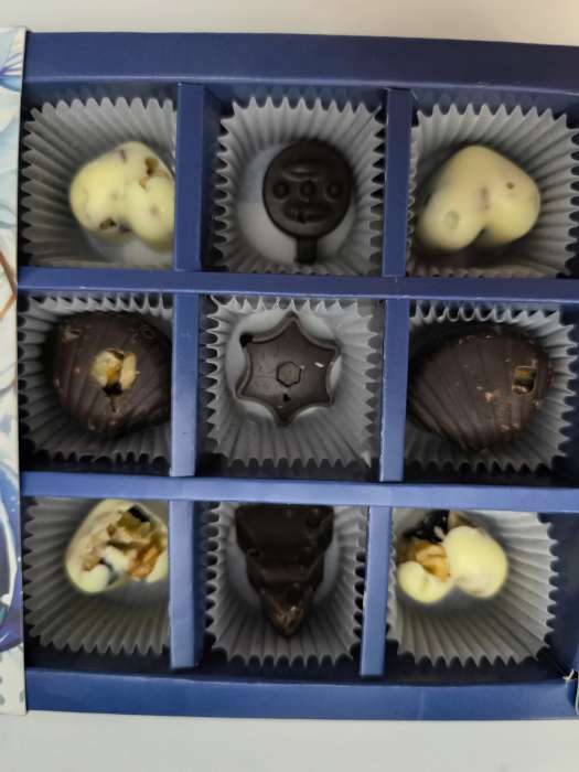 Фотография покупателя товара Коробка под 9 конфет новогодняя «Мир полон чудес», 13.5×13.5×3.5 - Фото 2