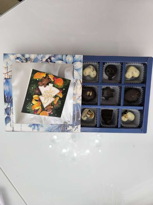 Фотография покупателя товара Коробка под 9 конфет новогодняя «Мир полон чудес», 13.5×13.5×3.5 - Фото 3