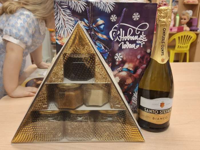 Фотография покупателя товара Подарочный набор новогодний «Уютного года» крем-мёд 2 шт. × 120 г, варенье 100 мл., чай 3 шт. × 25 г - Фото 1