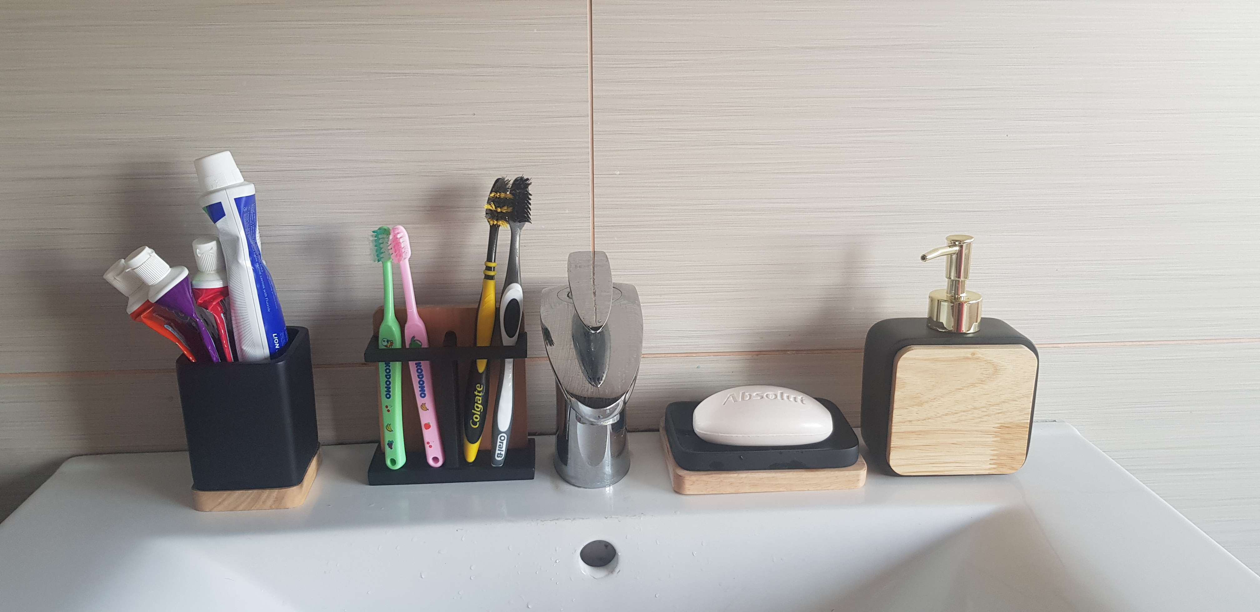 Фотография покупателя товара Набор аксессуаров для ванной комнаты «Агат», 4 предмета (дозатор, мыльница, 2 стакана), цвет чёрный - Фото 1