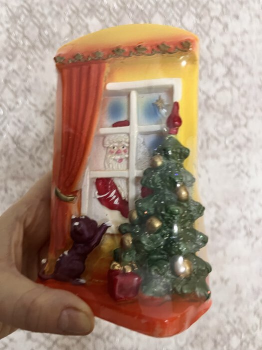 Фотография покупателя товара Свеча декоративная «Дед Мороз стучится в дом» 6.5×9×14.5 см - Фото 1