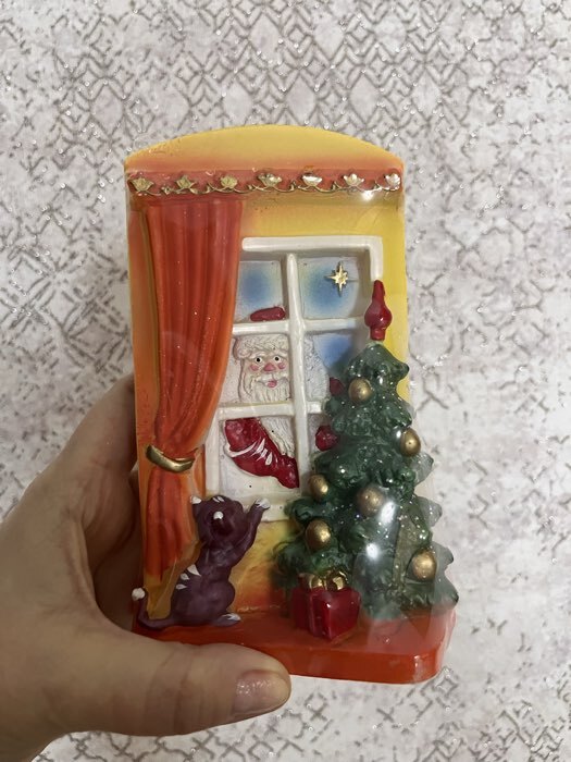 Фотография покупателя товара Свеча декоративная «Дед Мороз стучится в дом» 6.5×9×14.5 см - Фото 2