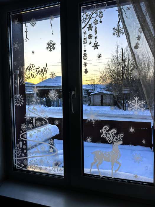 Фотография покупателя товара Наклейки на окна многоразовые «Чудес в Новом году», 50×70 см - Фото 1
