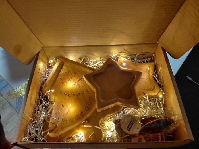 Фотография покупателя товара Подарочный набор деревянной посуды Adelica «Волшебство», менажницы: ёлка 24×18.5×1.8 см, звезда 15×15×1.8 см, масло 100 мл, в подарочной коробке - Фото 1