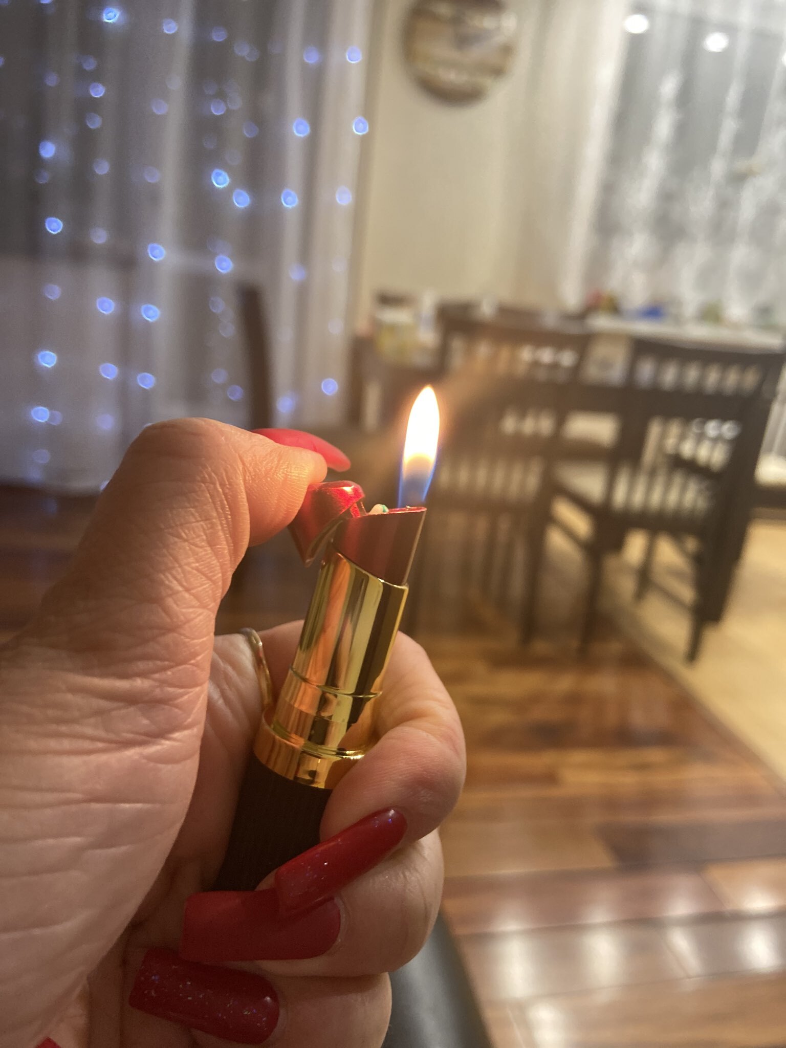 Фотография покупателя товара Зажигалка газовая для курения «Помада», 8.5×1.7 см, чёрная - Фото 1