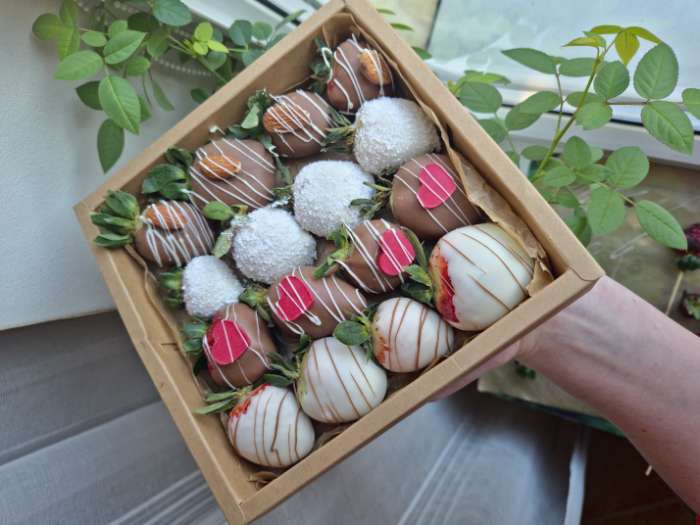 Фотография покупателя товара Коробка для 8 конфет + шоколад, с окном, крафт, 17.7×17.85×3.85 см - Фото 4