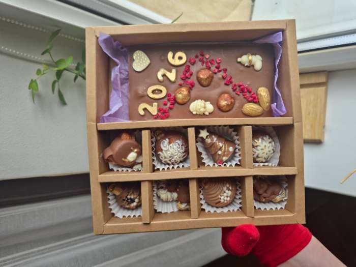 Фотография покупателя товара Коробка для 8 конфет + шоколад, с окном, крафт, 17.7×17.85×3.85 см - Фото 3